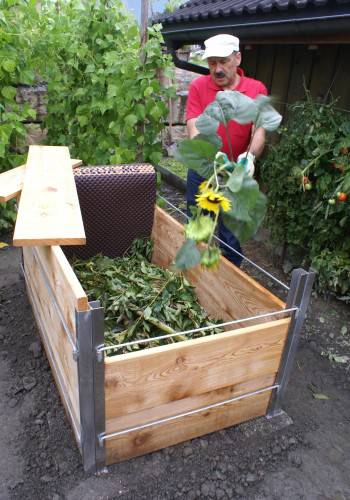 Grundlage aus grobem Material Als Grundlage verwenden Sie grobes Material wie Äste oder Sonnenblumen, die für eine gute Unterlüftung Ihres Bioreaktors sorgen.