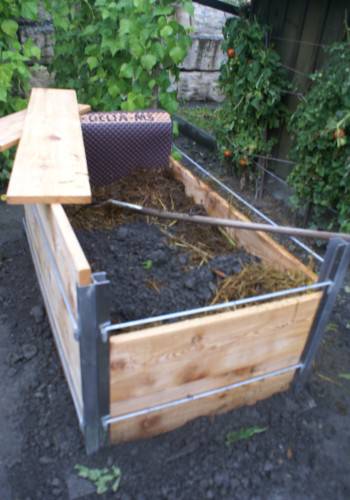 Schutz und Nährstoffe Eine Zwischenschicht aus reifem Kompost trennt ihre Pflanzen von den aggressiven Stoffen im Mist und schützt die Wurzeln.