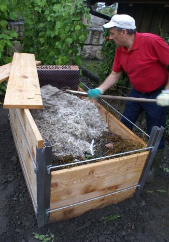 Kurzfristige Energieversorgung Reiner Hühner-, Pferde-, oder sonstiger Mist ist der kurzfristig verfügbare Nähstoffvorrat für das Hochbeet, muss aber mit einer Deckschicht versehen werden.