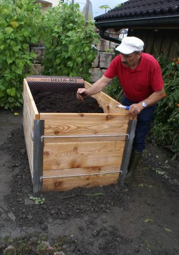 Schutzschicht über dem frischen Mist Alles reichlich mit einer Schicht guter, humoser Gartenerde abdecken und fertig ist das Hochbeet.