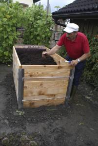 Alles reichlich mit einer Schicht guter, humoser Gartenerde abdecken und fertig ist das Hochbeet.